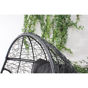 Jane fauteuil œuf sur pied en résine noir effet rotin