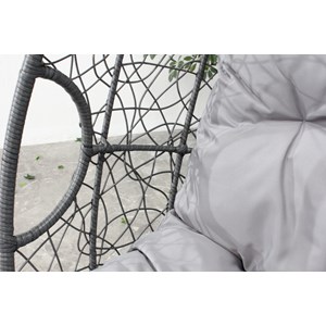 Jane fauteuil œuf sur pied en résine gris effet rotin