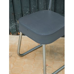 Chaise en acier et simili cuir n°704