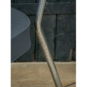 Chaise en acier et simili cuir n°704