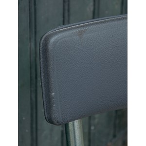 Chaise en acier et simili cuir n°704