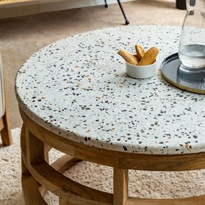 Table basse en bois et terrazzo