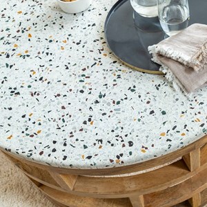 Table basse en bois et terrazzo