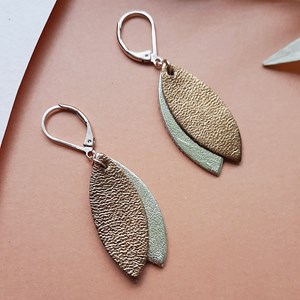 Boucles mini pétales champagne