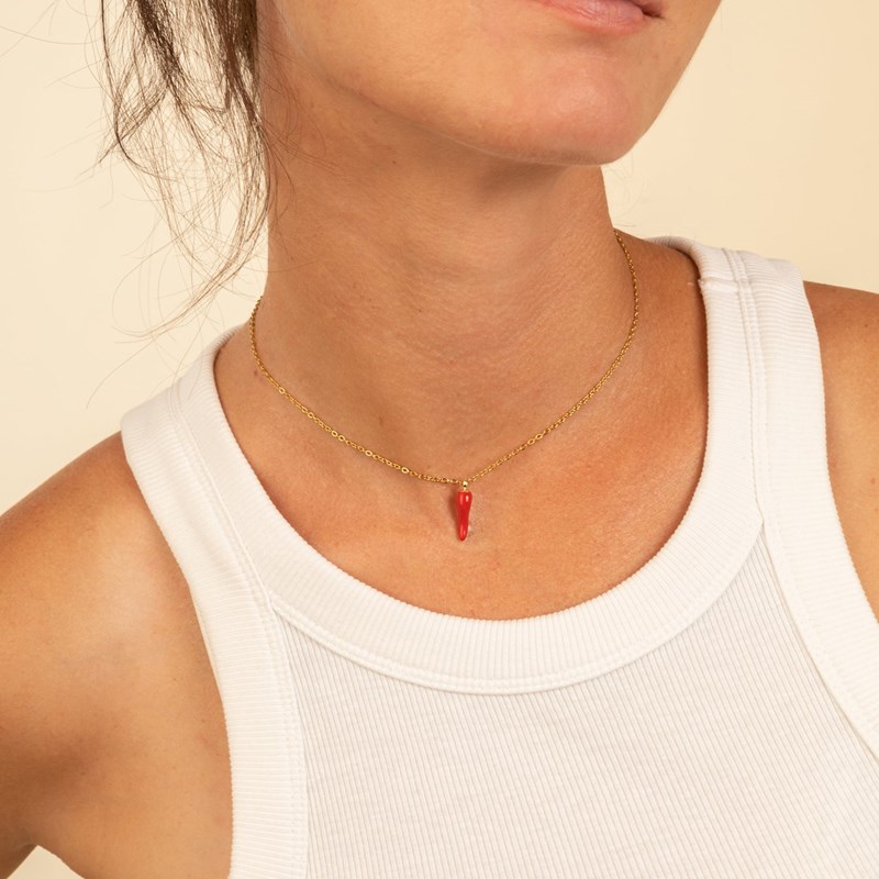 Collier doré avec charms piment rouge