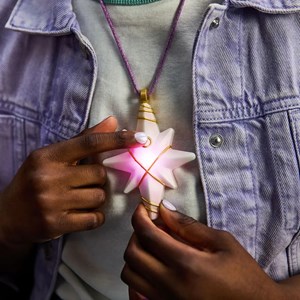 Le collier de sophia avec effets lumineu