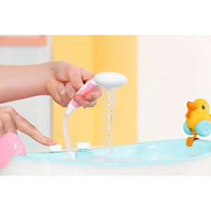 Baby born bath baignoire
