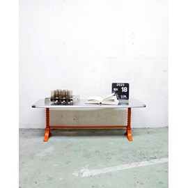 Table basse orange en métal n°414