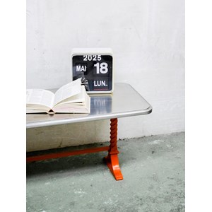 Table basse orange en métal n°414