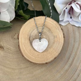 Pendentif cœur en pierre de lune bleutée