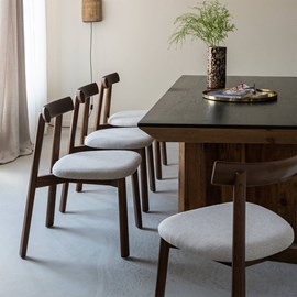 Chaise en bois de frêne foncé