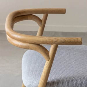 Chaise en bois d'orme et tissu gris