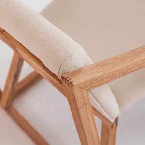 Fauteuil symétrique en bois de mindy