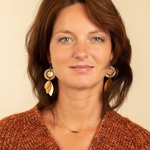 Coffret cadeau bijou féminin – boucles solaris et collier grenat