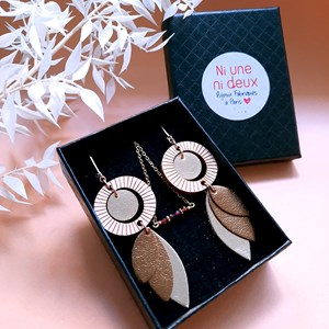 Coffret cadeau bijou féminin – boucles solaris et collier grenat