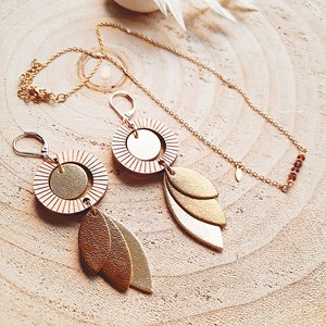 Coffret cadeau bijou féminin – boucles solaris et collier grenat