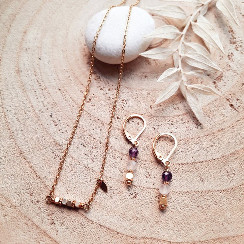 Coffret bijou solaire – duo boucles en pierres naturelles et bracelet doré