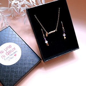 Coffret bijou solaire – duo boucles en pierres naturelles et bracelet doré