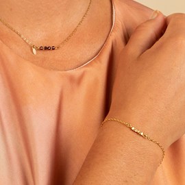 Coffret bijou duo contrasté – collier grenat et bracelet cube doré