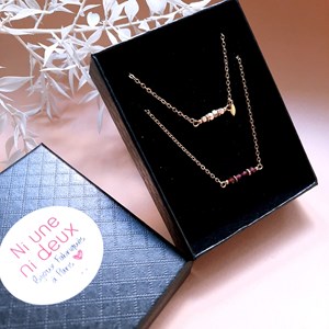 Coffret bijou duo contrasté – collier grenat et bracelet cube doré