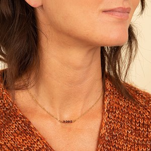 Coffret bijou duo contrasté – collier grenat et bracelet cube doré