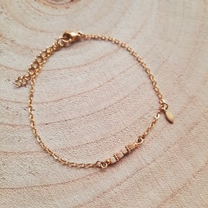 Coffret bijou duo contrasté – collier grenat et bracelet cube doré