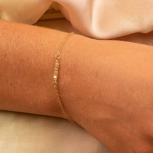 Coffret bijou duo contrasté – collier grenat et bracelet cube doré