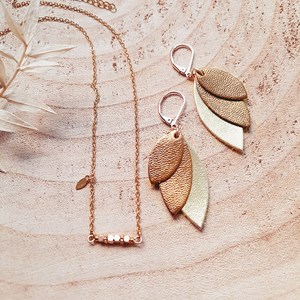 Coffret cadeau boucles d'oreilles céleste champagne et collier cube doré