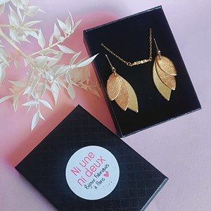 Coffret cadeau boucles d'oreilles céleste champagne et collier cube doré