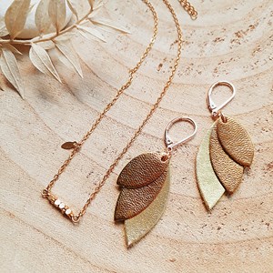 Coffret cadeau boucles d'oreilles céleste champagne et collier cube doré