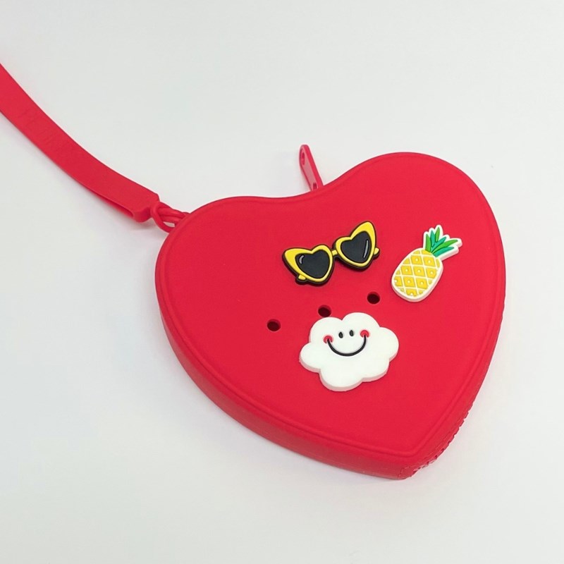 Pochette coeur rouge avec 3 charms