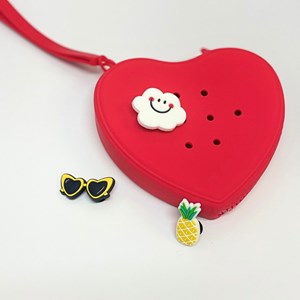 Pochette coeur rouge avec 3 charms