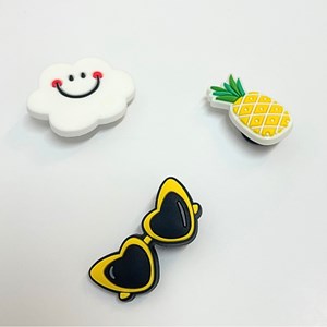 Pochette coeur rouge avec 3 charms