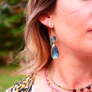 Boucles d’oreilles vana en labradorite, onyx vert & tourmaline rose