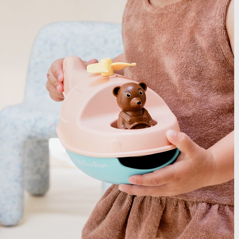 Jouet de bain made in france en matière recyclée hélicoptère de petit ours brun