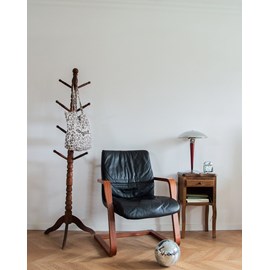 Jakob, le fauteuil en cuir et bois n°547