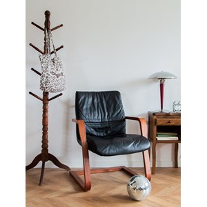 Jakob, le fauteuil en cuir et bois n°547