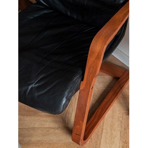 Jakob, le fauteuil en cuir et bois n°547
