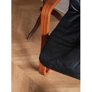 Jakob, le fauteuil en cuir et bois n°547