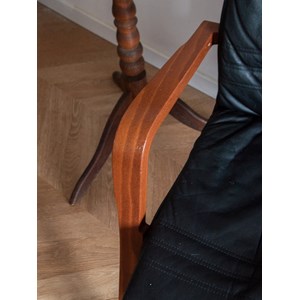 Jakob, le fauteuil en cuir et bois n°547