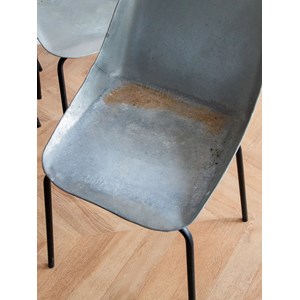 Alma, la paire de chaises en métal n°770