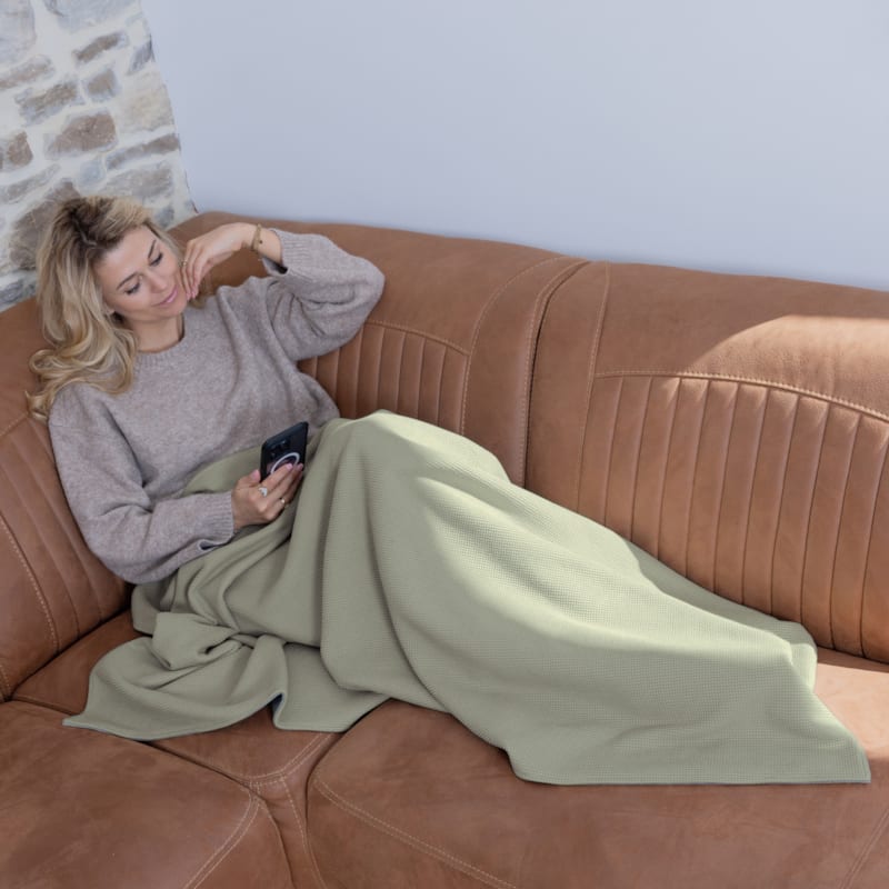 Poncho et plaid chauffant sans fil pour extérieur et intérieur, powerbank inclus (Lanaform) - Image 1