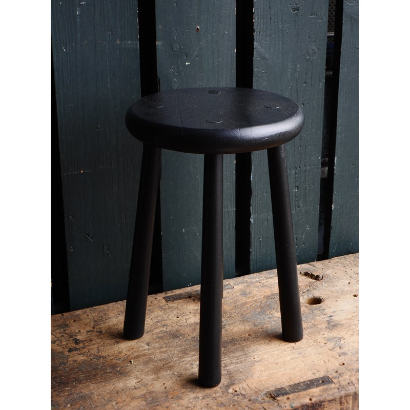 Ancien tabouret tripode noir chiné