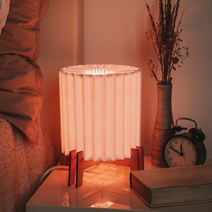 Lampe de table moderne en papier et bois pour intérieurs chaleureux