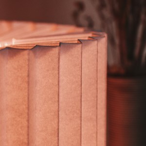Lampe de table moderne en papier et bois pour intérieurs chaleureux