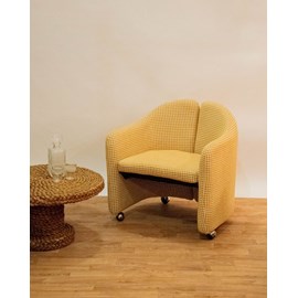 Jakob, le fauteuil en tissu jaune n°587