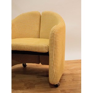Jakob, le fauteuil en tissu jaune n°587