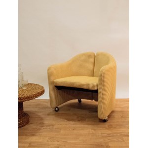 Jakob, le fauteuil en tissu jaune n°587