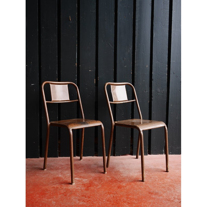 Anciennes chaises en fer marron chinées