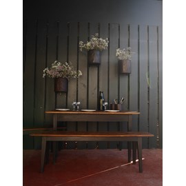 Ancienne table et ses bancs noirs chinés